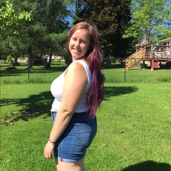 Meet your Posher, Courtney - Picture 1 of 1